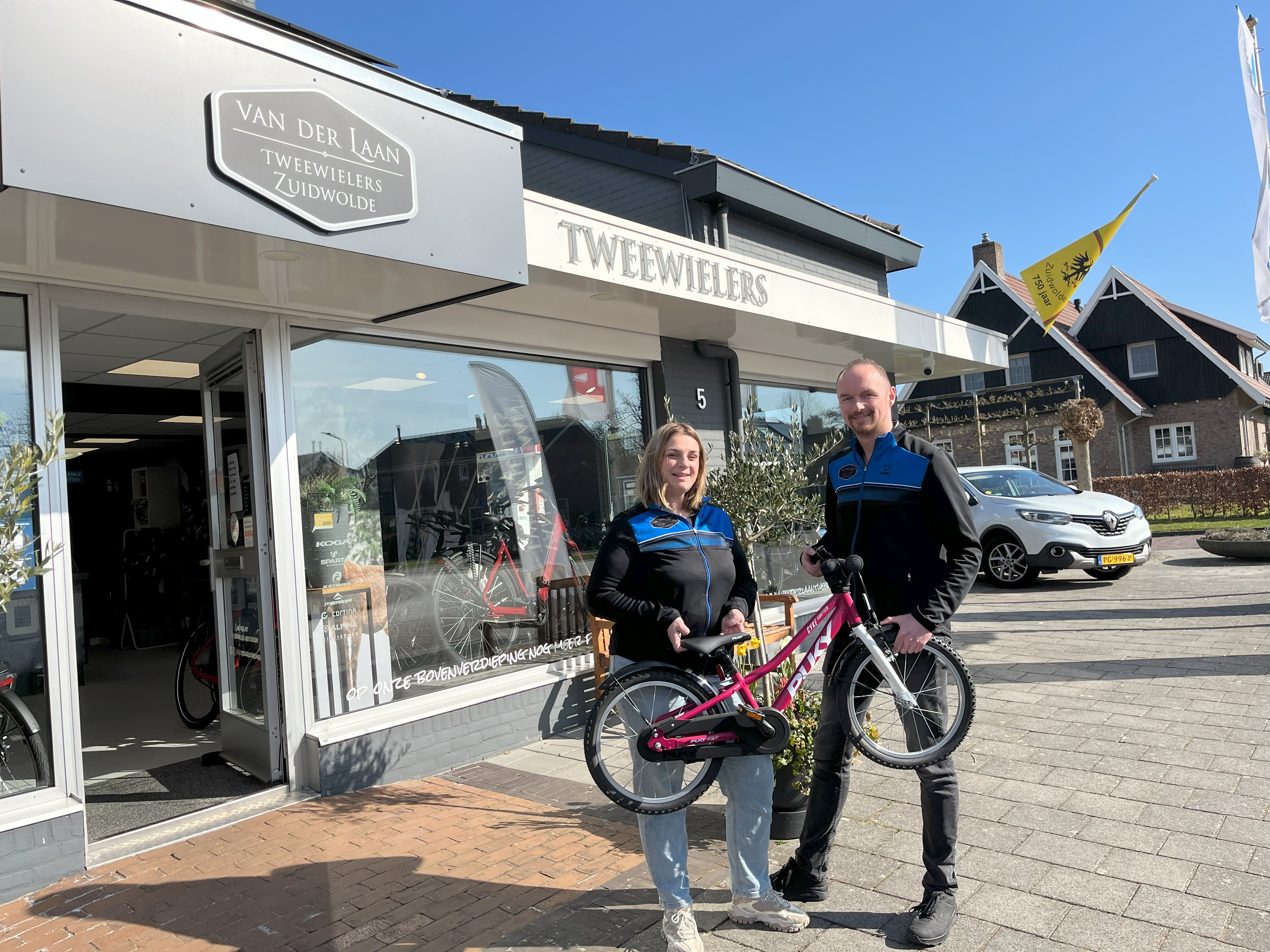 wendy en haar partner voor de winkel