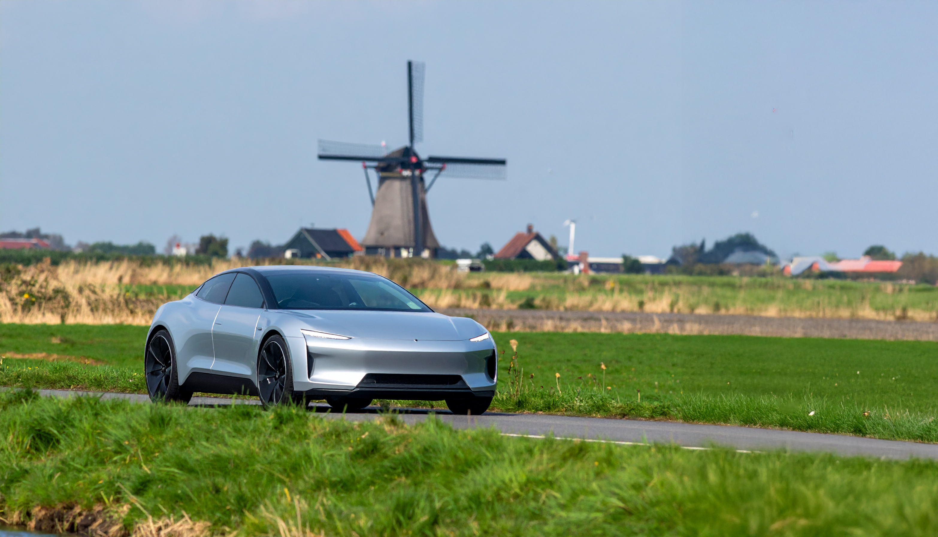 Futuristische auto in polderlandschap